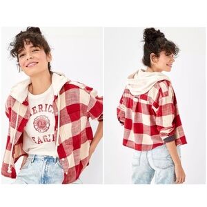 American Eagle | AE red cream buffalo check cropped flannel-sz L